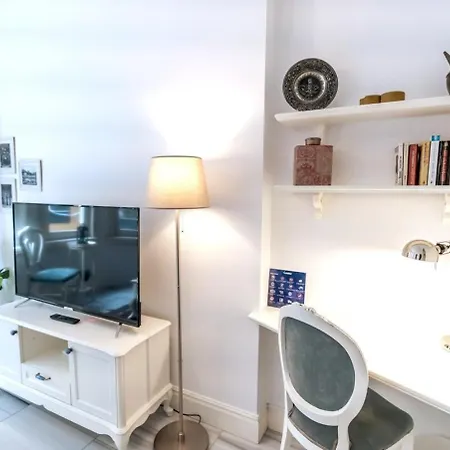 Designer 1-bdr In Trendy Neighborhood *